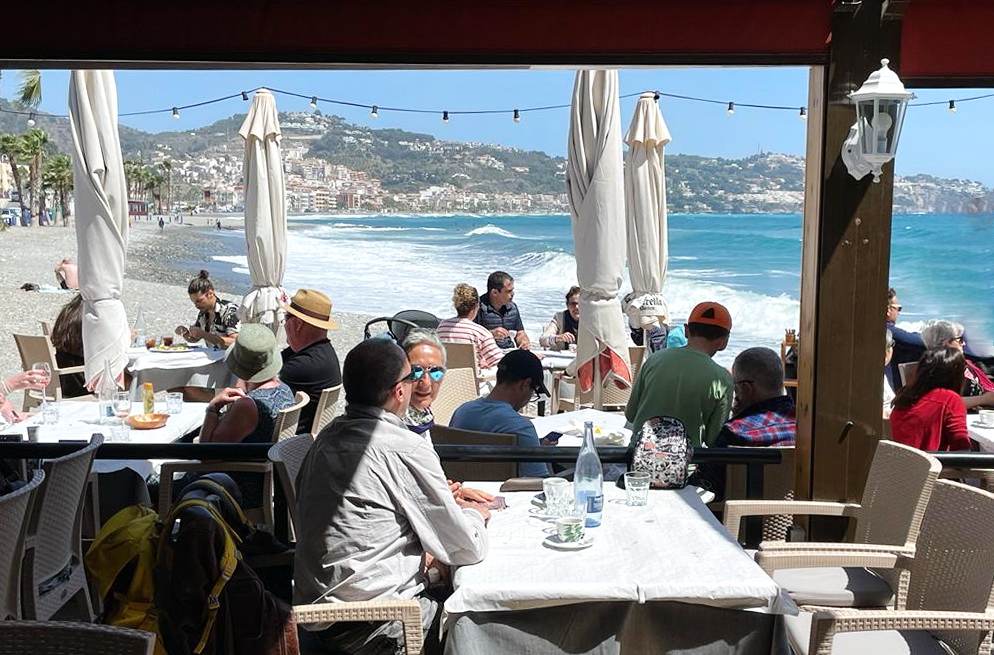 Los Empresarios de Playas de la Costa Tropical pide a la Junta que reconsidere su decisión para que Turismo tenga consejería propia.